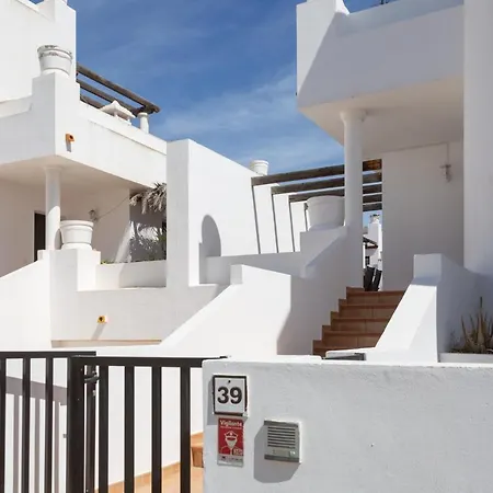 Surfers Paradise- Fiber Wifi, Private Pool, Garden& Bbq