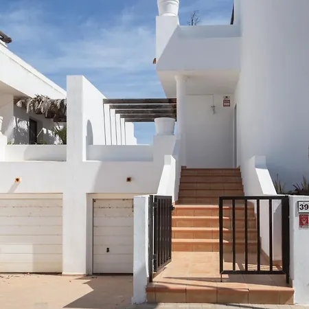 Surfers Paradise- Fiber Wifi, Private Pool, Garden& Bbq