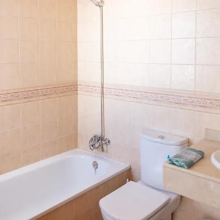 Surfers Paradise- Fiber Wifi, Private Pool, Garden& Bbq
